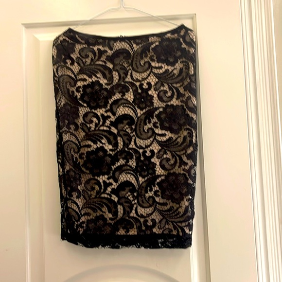 This woman’s skirt is knee length - Picture 1 of 5